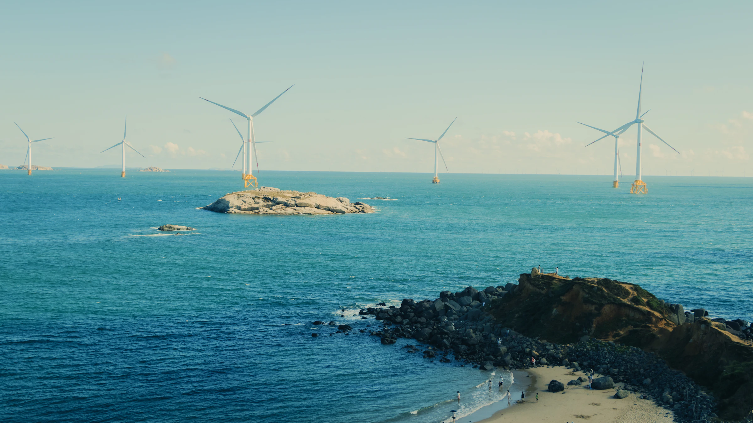 Parque eólico offshore numa paisagem marítima ilustrativa